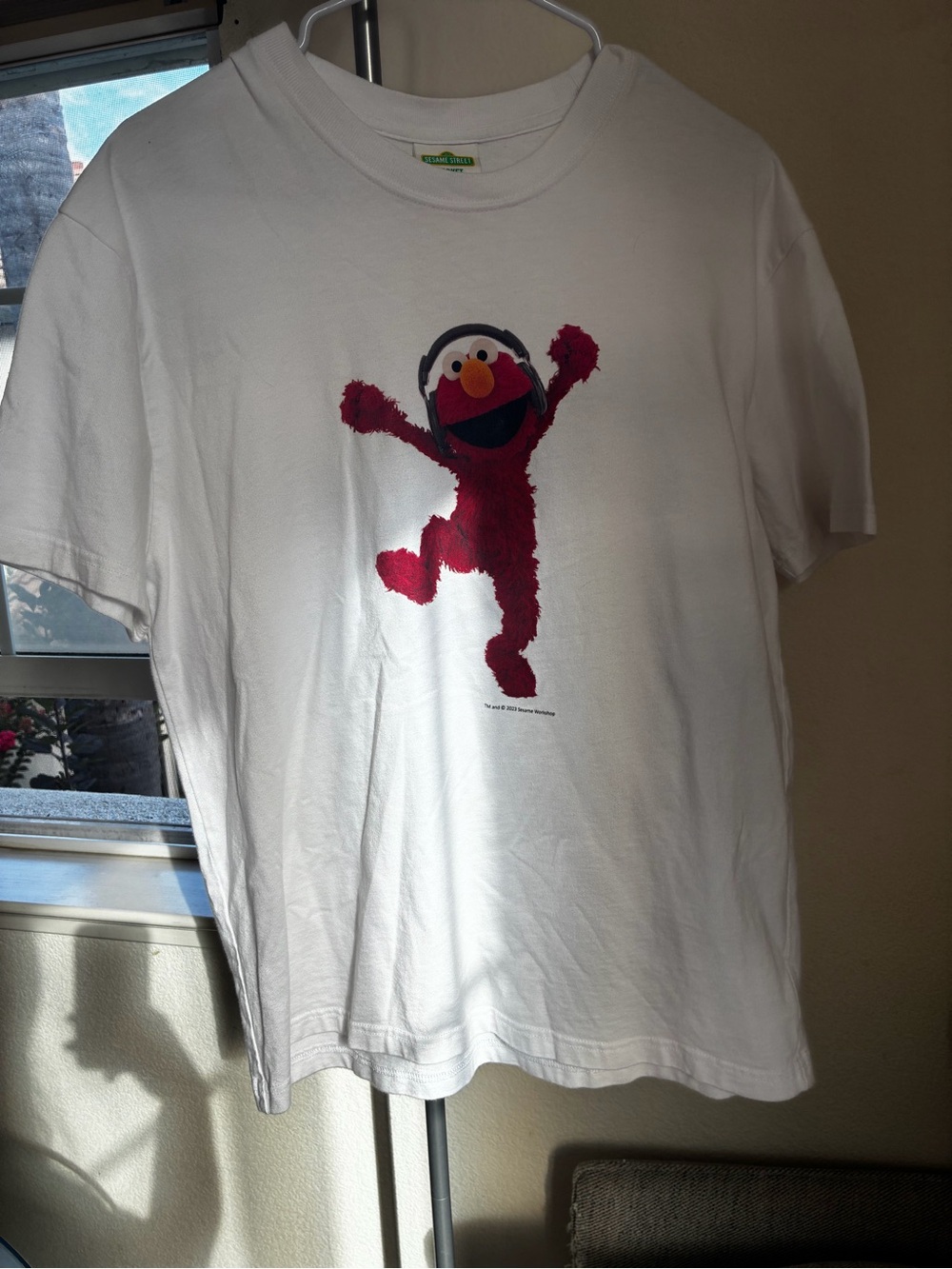 Sesame Street White Tee with Red Elmo Graphic Men’s S/Women’s M